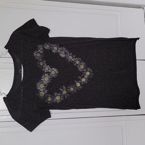 Womens XS t-shirt with yellow and white daisys in the shape of a heart